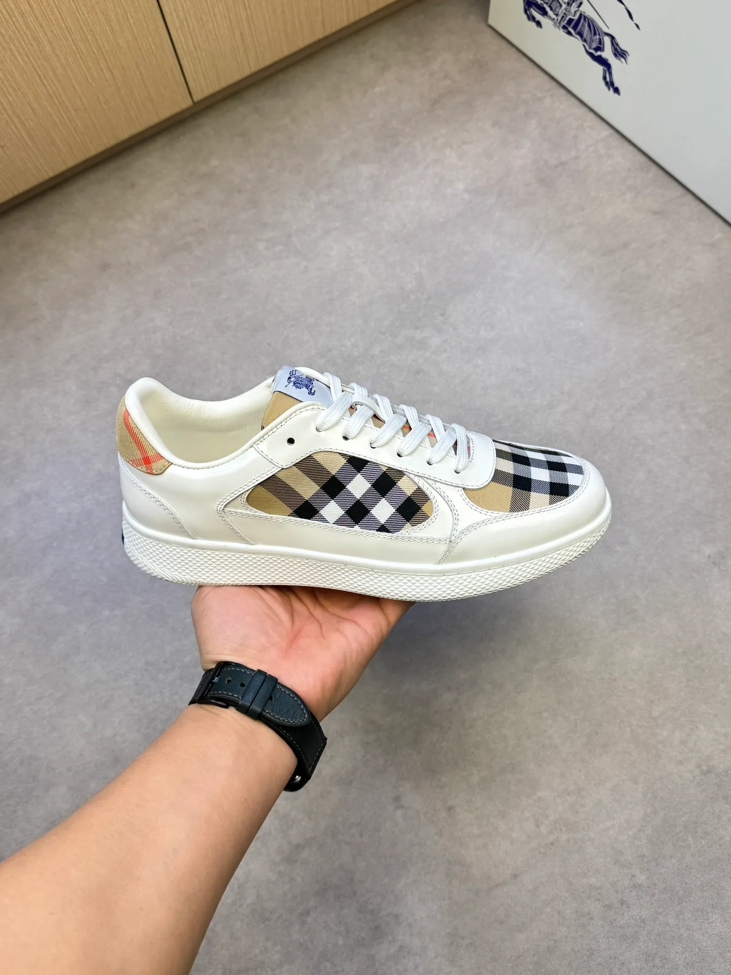 P400 [BURBERRY] Burberry casual sports sneakers - Upper: imported 🔝 open edge beaded calfskin, brand totem cloth, tongue brand cloth label - Inner: water-dyed cowhide - Outsole: ultra-light TPR rubber; two-color molded outsole - Super high quality control·Fine workmanship: highlighted (high-end, extravagance, grade) -Size: 38-44 (Male 45, can be customized)·BBR0372